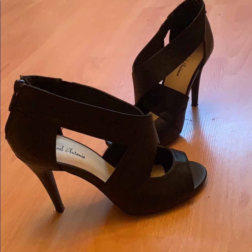 NEW Michael Antonio black heels
